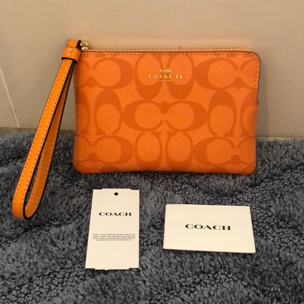 Coach Signature Corner Zip wristlet